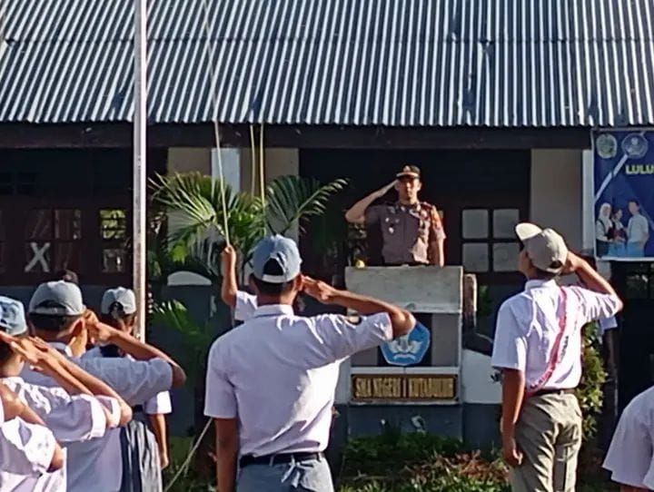 Kapolsek Kutabuluh Jadi Pembina Upacara, Ajak Pelajar Jauhi Narkoba, Judi Online Maupun Tawuran