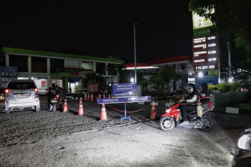 Warga Antre BBM Hingga Dini Hari di SPBU di Kota Medan
