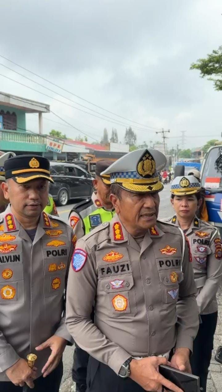 Diduga Rem Blong, Truk Muatan Galon Aqua 'Seruduk' 9 Kendaraan, 1 Korban Tewas