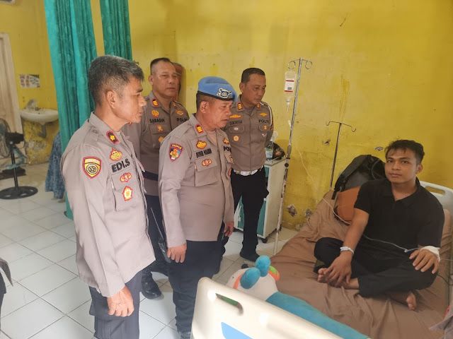 Wujud Kepedulian, PJU Polres Tanjung Balai Jenguk Personel yang Sakit