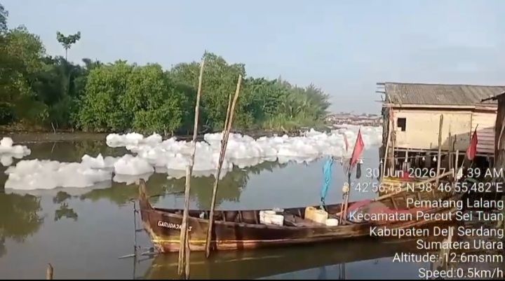 Diduga Limbah Pencemar, Komnas PPLH Sumut Prihatin Fenomena Busa Putih di Sungai Percut