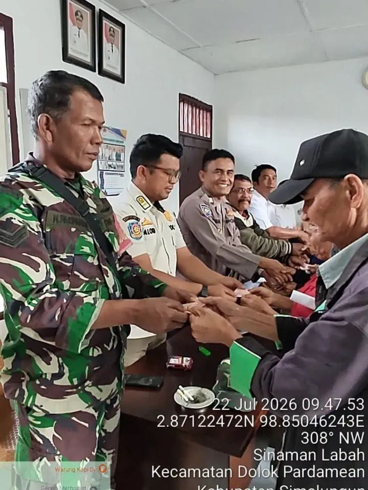 Babinsa Koramil 15/Dolok Pardamean Kawal Penyaluran BLT Dana Desa