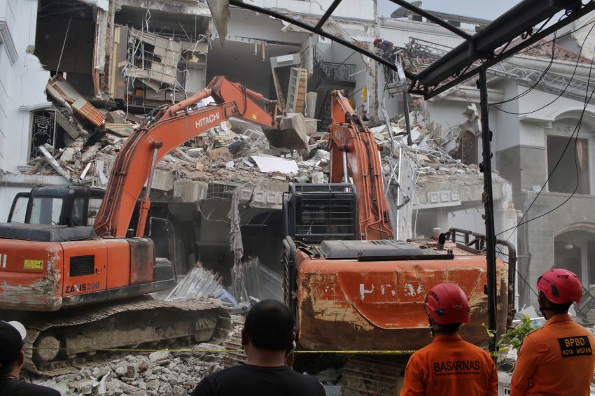 Dahsyatnya Ledakan di Rumah Mewah Grand Polonia, Lihat Foto-foto Evakuasi Korban