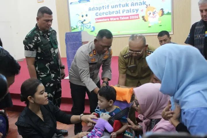 Dandim Simalungun Dampingi Ketua TP PKK Sumut Serahkan Kursi Roda Adaptif
