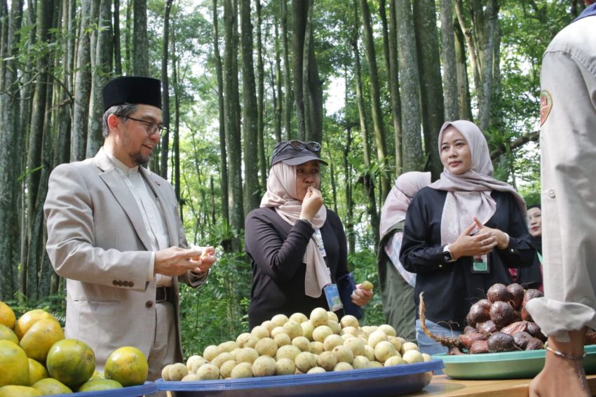 Deligasi IMT GT UNINET Forest Healing di Arboretum USU
