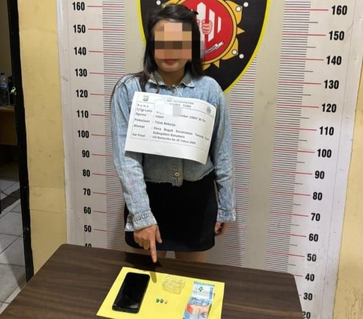 Menyamar Jadi Pembeli Tim Polres Toba Tangkap Wanita Ini, Ekstasi pun Disita Jadi Barbut