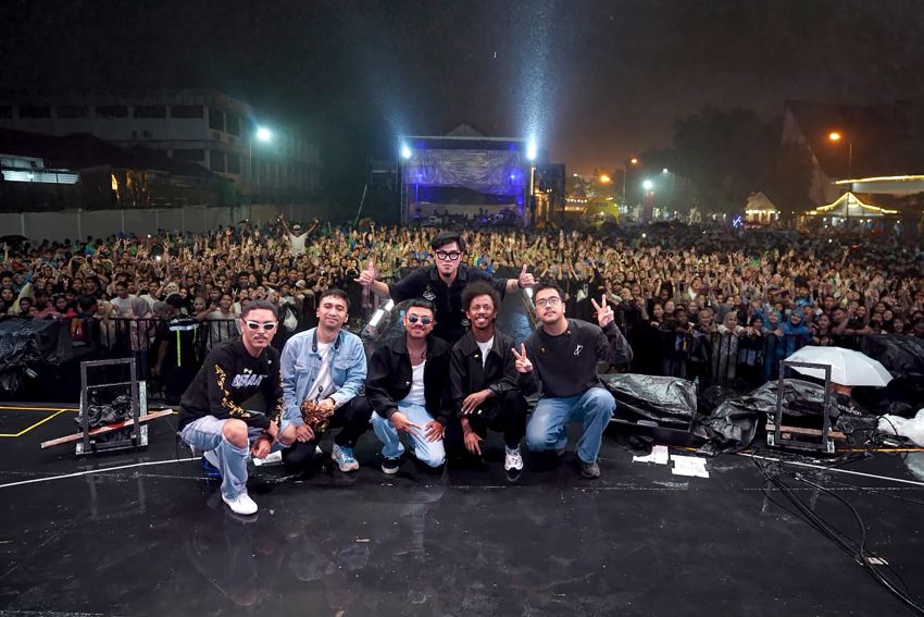 Diguyur Hujan, Pengunjung Padati Konser Raim Laode di PRSU