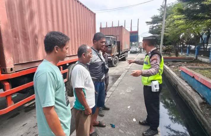 Sat Lantas Polres Pelabuhan Belawan Sosialisasikan Kamseltibcar Lantas ke Sopir Truk di Bundaran Gate 2 Pelabuhan
