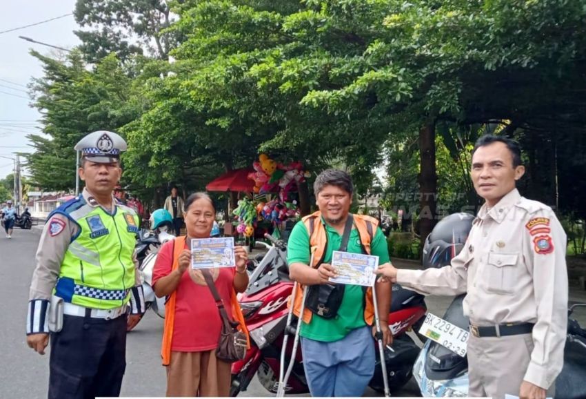 Sat Lantas Polres Pematangsiantar Sosialisasi Tertib Berlalu Lintas kepada Masyarakat di Taman Bunga