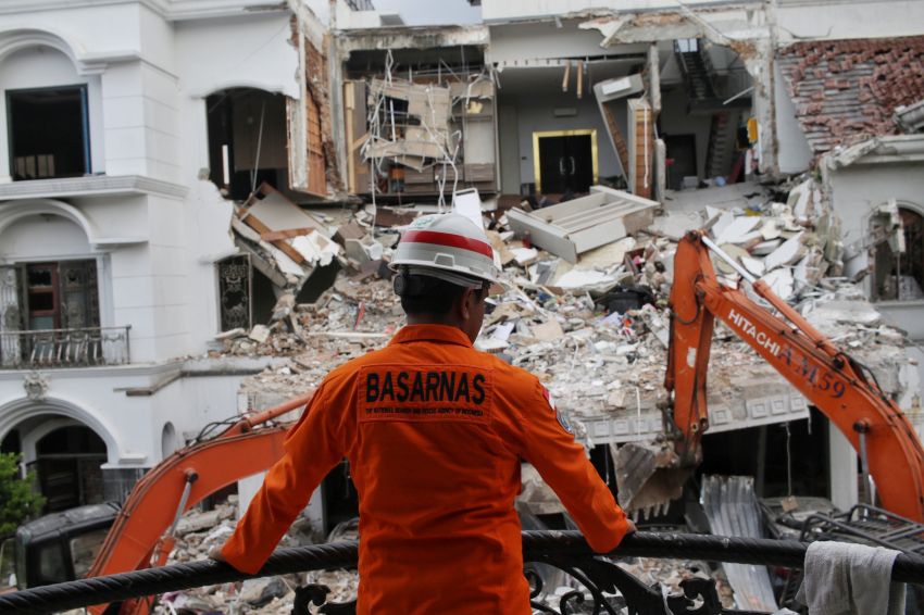 Dahsyatnya Ledakan di Rumah Mewah Grand Polonia, Lihat Foto-foto Evakuasi Korban