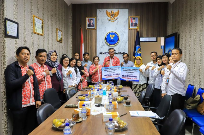 Pemko dan BNN Pematangsiantar Serahkan Bioflok dan Tenis Meja ke Kelurahan Bukit Sofa Kampung Bersinar