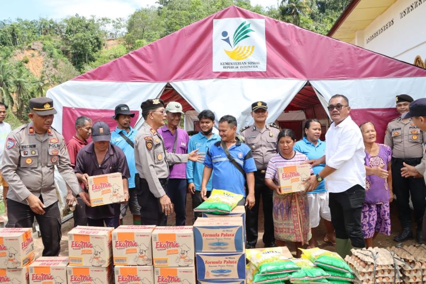 Polres Tapanuli Tengah Kembali Salurkan Bansos untuk Warga Terdampak Banjir di Kelurahan Sipange
