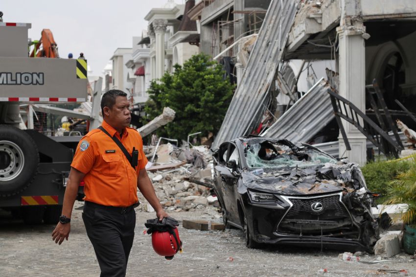 Dahsyatnya Ledakan di Rumah Mewah Grand Polonia, Lihat Foto-foto Evakuasi Korban