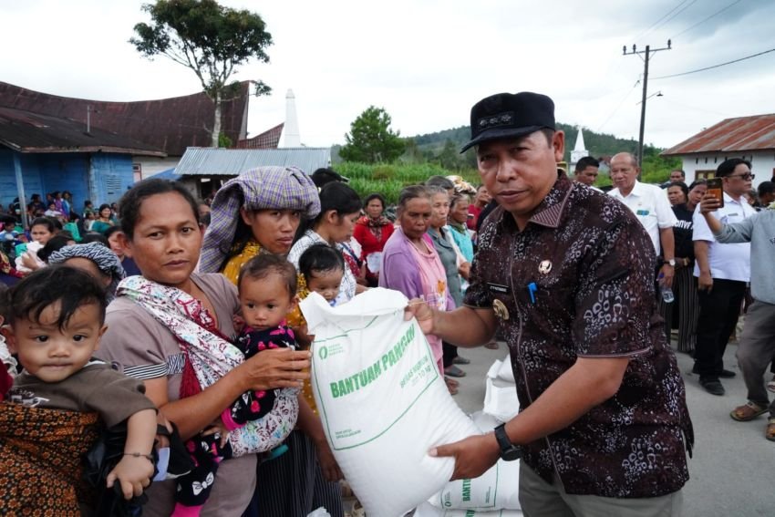Bupati Taput Salurkan Bantuan Pangan ke Ribuan Keluarga di Sipoholon, Dorong Warga Manfaatkan Sistem Perlinsos Digital