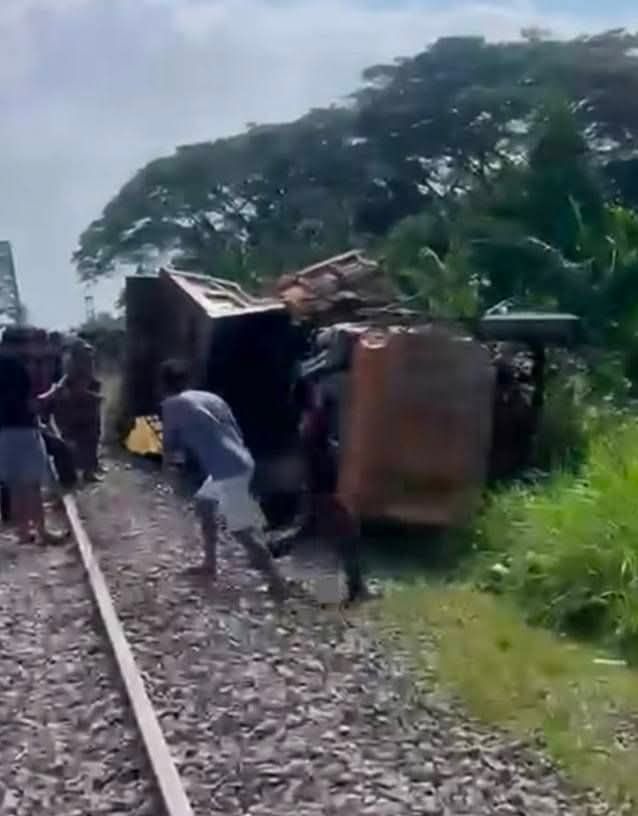 Truk Ditabrak KA Putri Deli di Sergai, Sopir Tewas, Perjalanan Kereta Terganggu