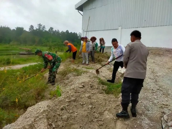 Polsek Barusjahe Bersama Warga Gotong Royong Jaga Kebersihan Lingkungan
