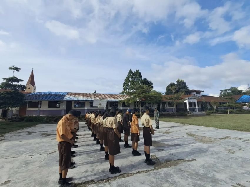 Babinsa Koramil Raya Tanamkan Disiplin dan Cinta Tanah Air, Bentuk Generasi Berkarakter