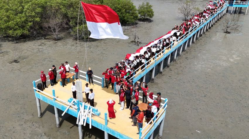 Pelajar MPI Bersama Mahasiswa Dan Pramuka Kibarkan Bendera Merah Putih Sepanjang 20 Meter Di Hutan Manggrove