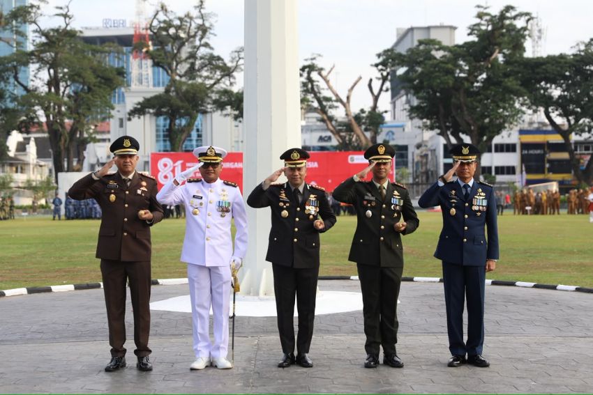 Kapolrestabes Medan Jean Calvijn Hadiri Upacara Peringatan HUT ke-81 RI di Lapangan Merdeka