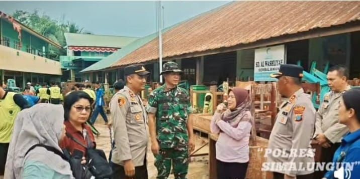 Kapolres Simalungun Turun Langsung Tinjau Lokasi Banjir Pasar Bawah, Pastikan Bansos dan Dapur Umum Segera Didirikan