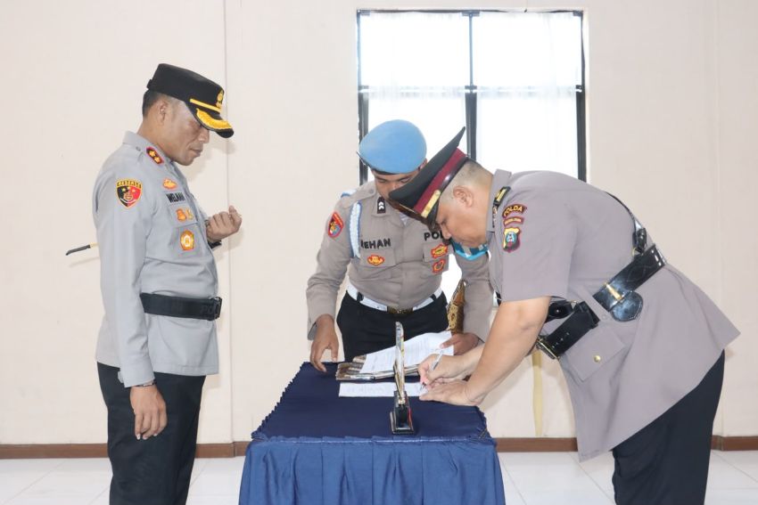 Kapolres Tanjung Balai Pimpin Upacara Sertijab Kasatbinmas dan Kasiwas