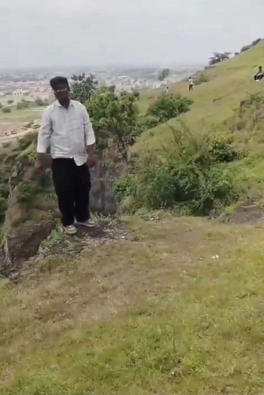 Tragis! Gara-gara iPhone, 3 Sekeluarga Tewas Jatuh dari Bukit di Maharashtra India