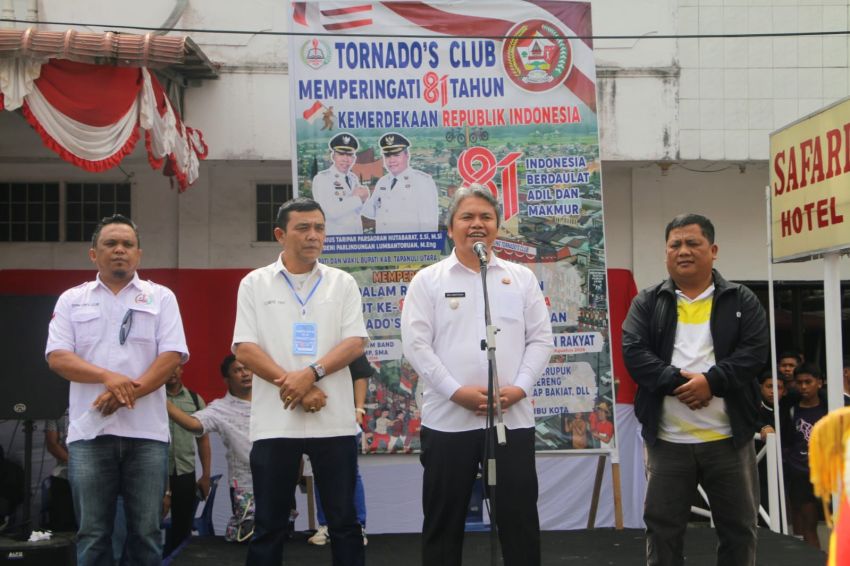 Pemkab Buka Festival Drumband Piala Bupati Taput