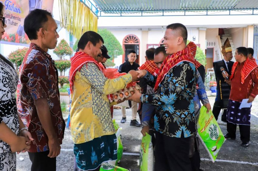 Sekda Pemko Pematangsiantar Serahkan Bantuan Sembako ke Jemaat GBKP Rg Jalan SM Raja