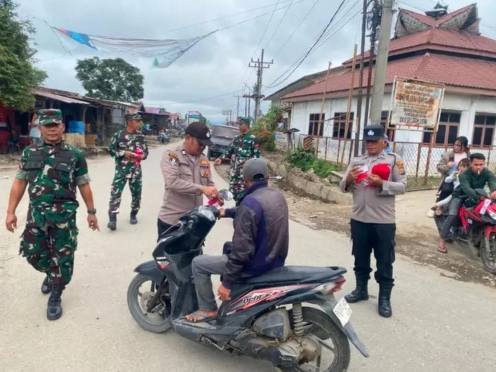 Polsek Barusjahe Bersama Forkopimcam Bagi-bagi Bendera Merah Putih Gratis