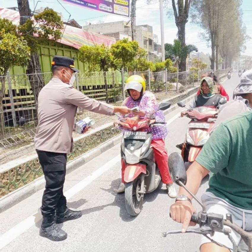 Gunung Sinabung Erupsi, Forkopimca Berastagi Sebar 500 Masker ke Warga Terdampak Debu Vulkanik