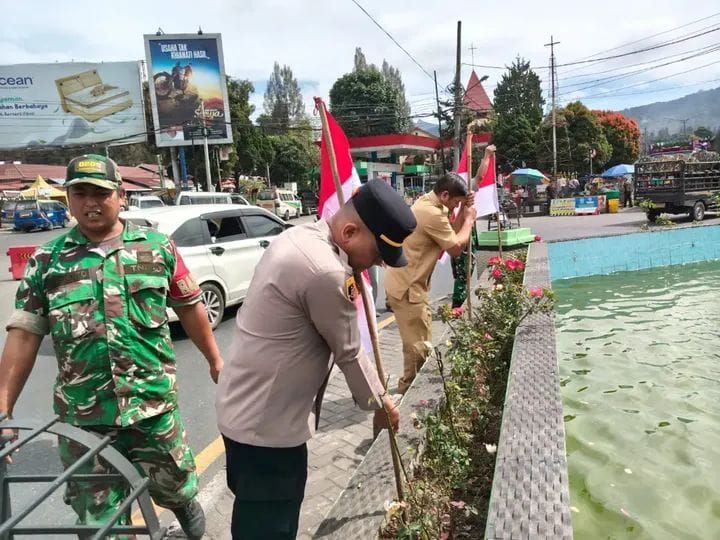 Forkopimca Berastagi Bagikan dan Pasang Bendera Merah Putih di Sekitar Tugu Perjuangan