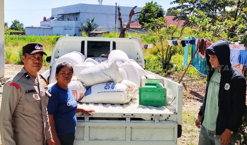 Bhabinkamtibmas Polsek Siantar Marihat Dampingi Penjualan Jagung Petani Binaan ke Bulog