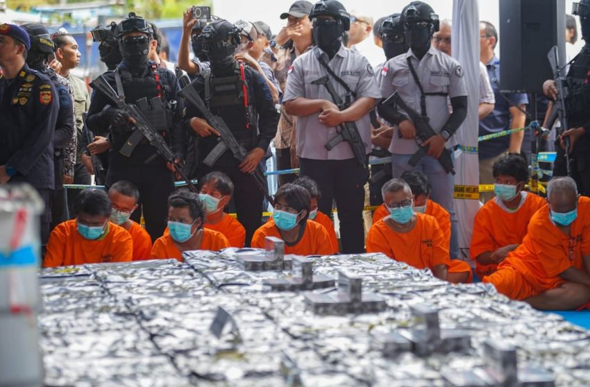 Operasi Gabungan Bea Cukai Bongkar 2,6 Ton Cairan Mengandung Metamfetamin di Kepri