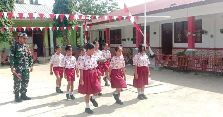 Babinsa Koramil 03/Siantar Selatan Latih PBB Siswa SDN 122346