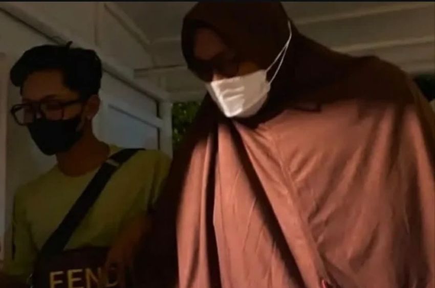 Seorang Pria Berpakaian Wanita Lengkap Berhijab Ditangkap di Warkop Banda Aceh