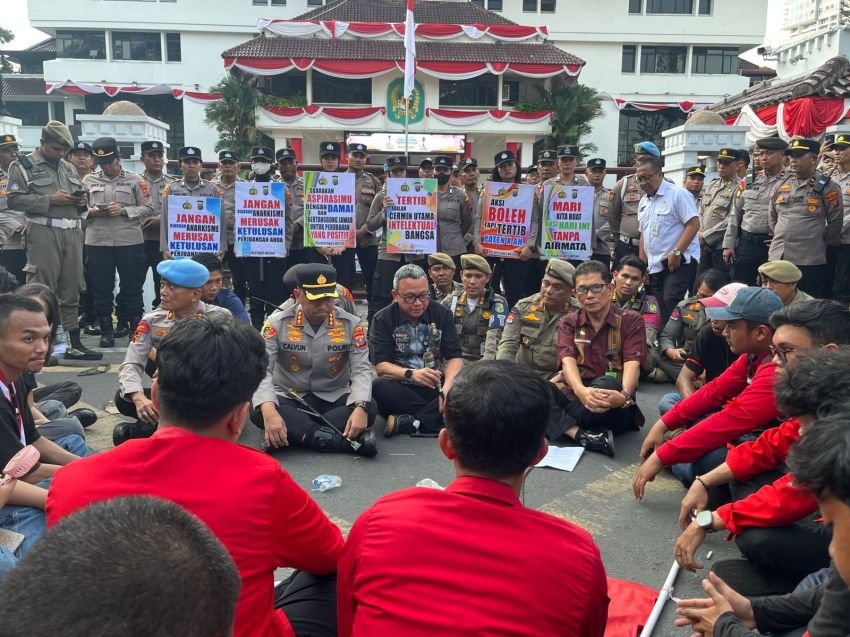 Kapolrestabes Medan Jadi Negosiator Aksi GMNI di Kantor Walikota, Massa Bubar Dengan Tertib