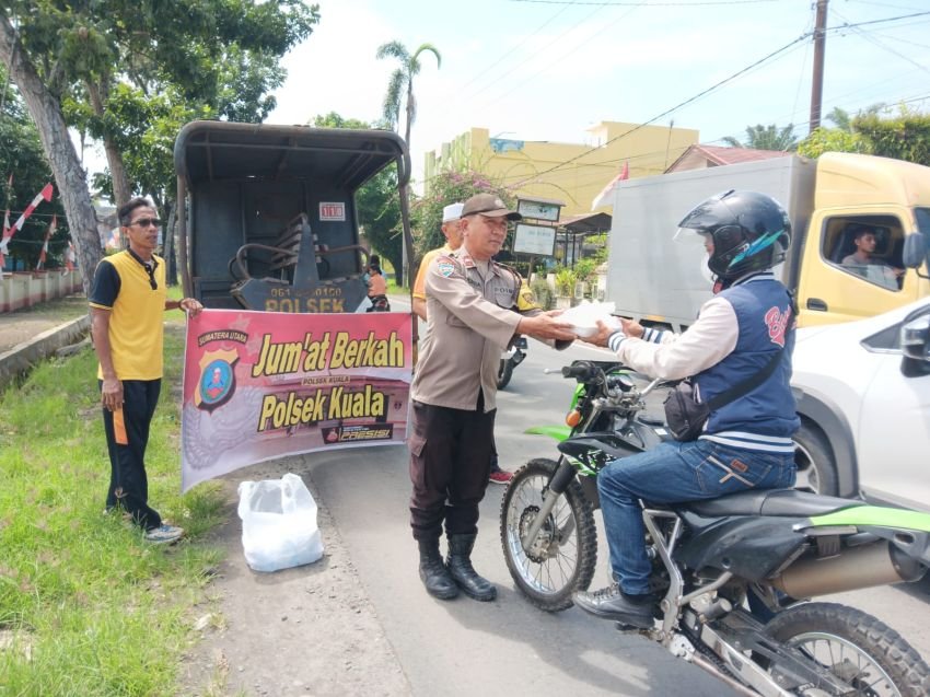 Pererat Kedekatan dengan Masyarakat, Polsek Kuala Berbagi Nasi Kotak