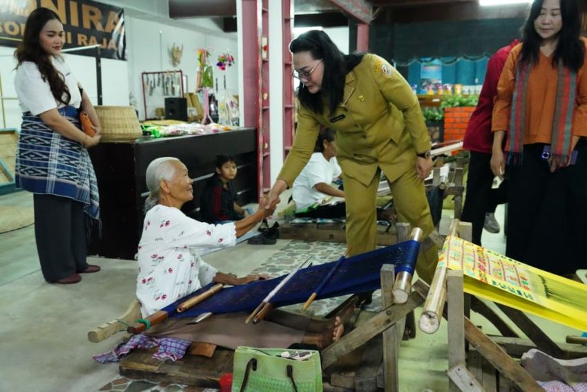 Inovasi ECO-Ulos Pemkab Taput: Ubah Limbah Pertanian Jadi Wastra Berkelanjutan dan Tingkatkan Ekonomi Penenun