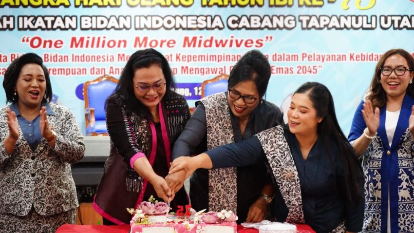 Pemkab Taput Apresiasi Peran Bidan sebagai Garda Terdepan Pelayanan Kesehatan dan Pengawal Generasi Emas 2045