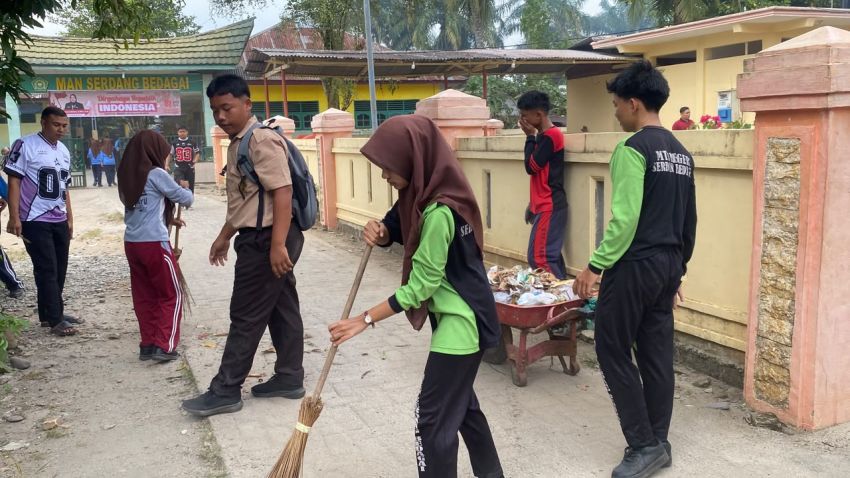 MAN Sergai Dukung Gerakan Bersih-Bersih Masjid melalui Program GEBER
