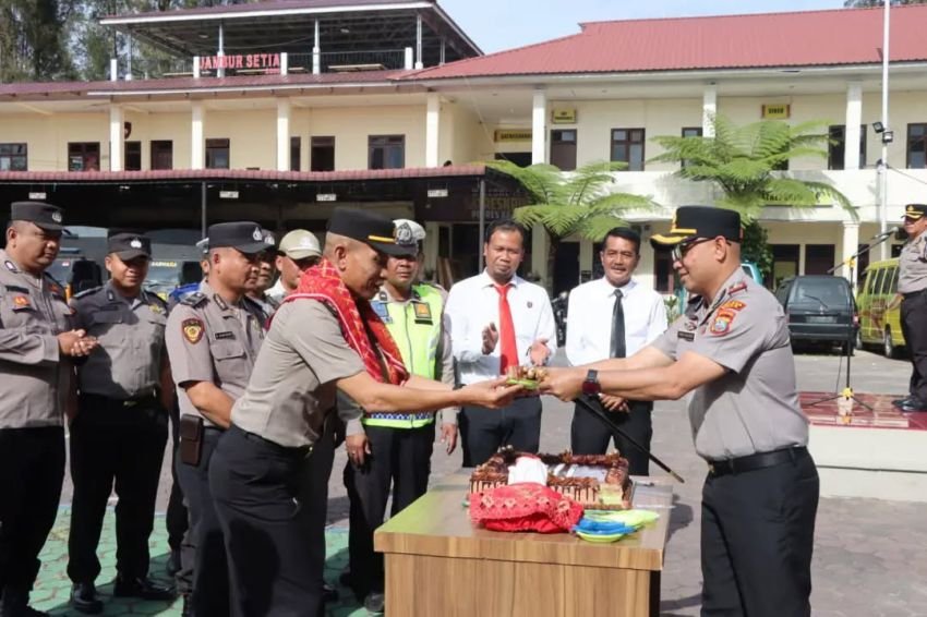 Polres Karo Lepas Personel Purna Bakti, Diwarnai Perayaan Ultah Personel