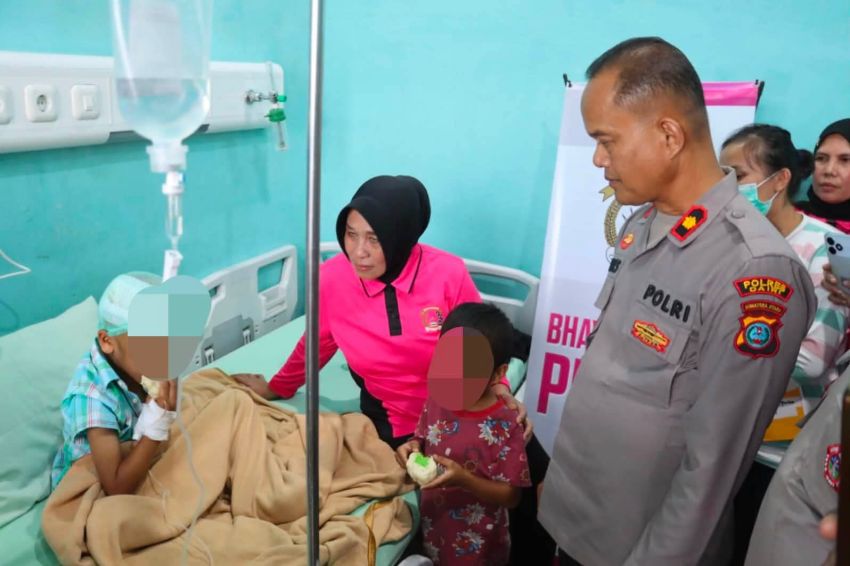 Moment Wakapolres Dairi Pulihkan Mental 2 Bocah Korban Kekerasan di RSUD Sidikalang