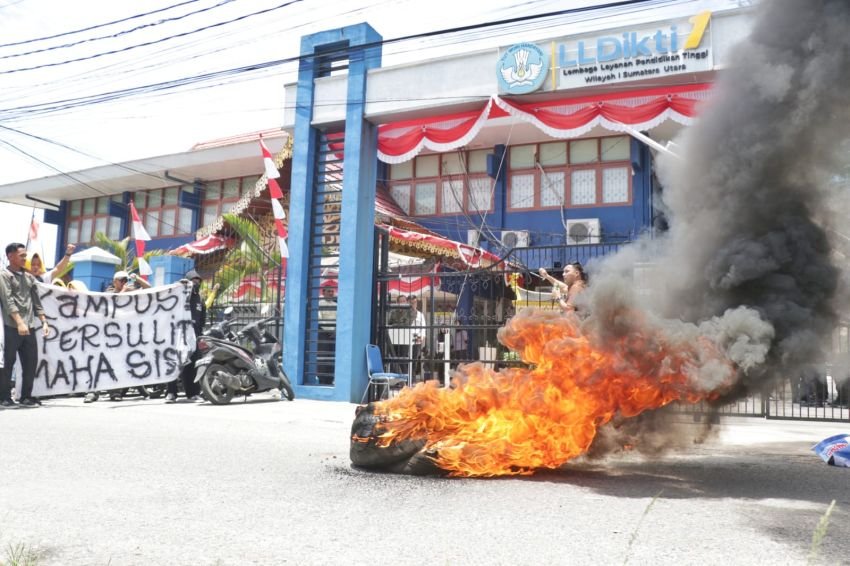 Kehilangan Kepercayaan, Mahasiswa UDA Bakar Ban di Depan LLDikti Wilayah 1 Sumatera Utara