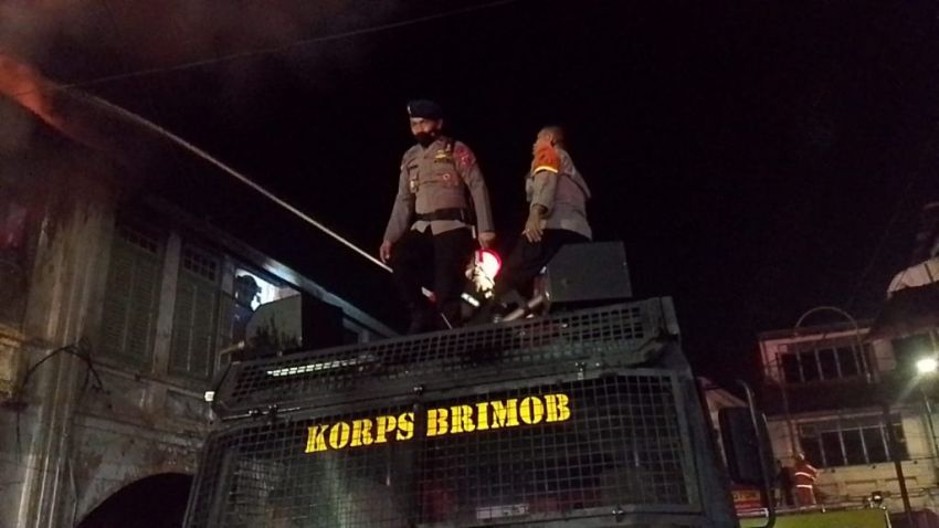 Brimob Polda Sumut Bergerak Cepat Padamkan Kebakaran di Kota Pematangsiantar