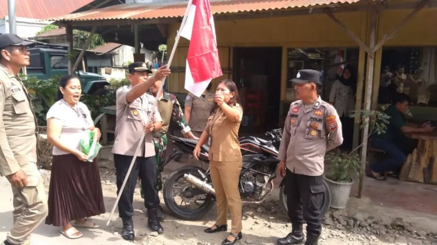 Forkopimcam Tigabinanga Bagikan dan Pasang Bendera Merah Putih di Kendaraan Warga