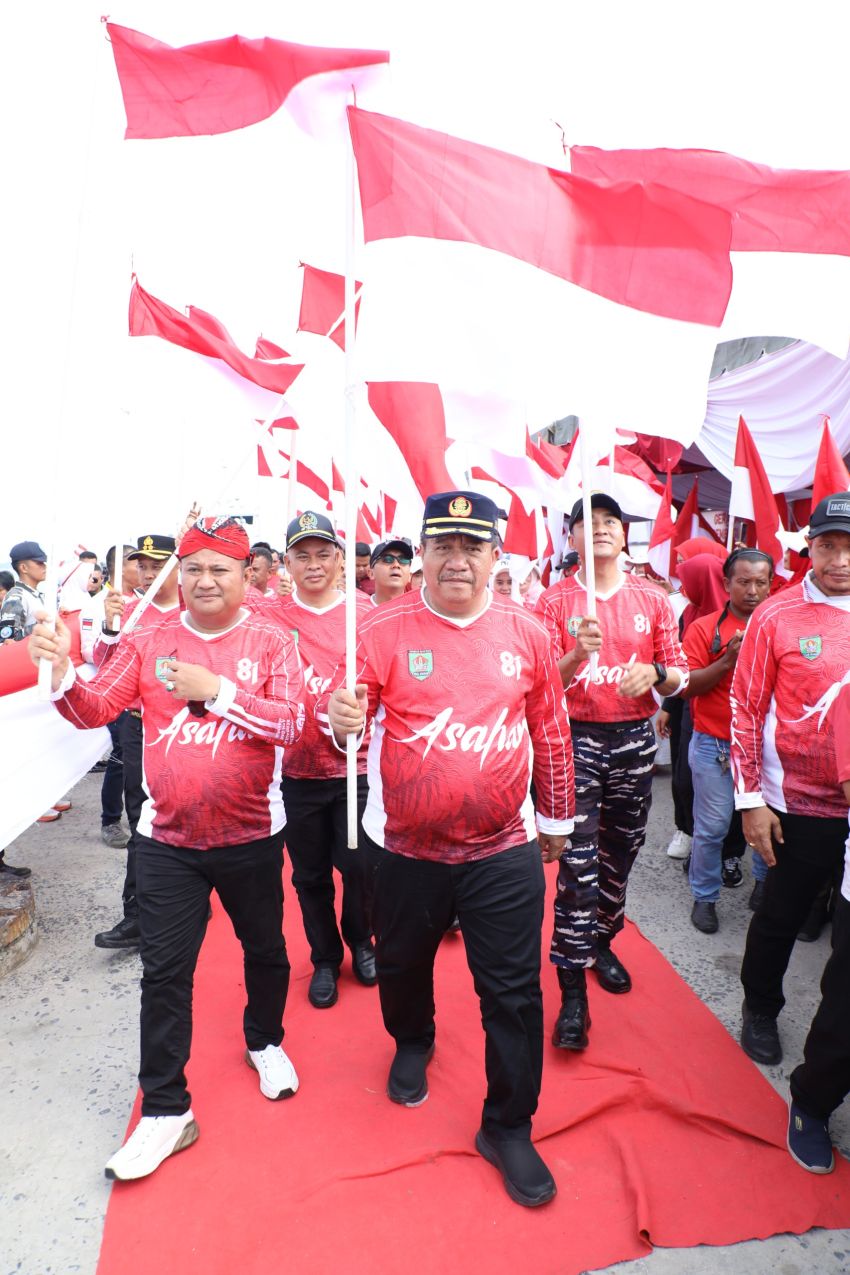 Bupati Asahan Bersama Forkopimda Kibarkan Bendera Merah Putih Raksasa Di Perairan Selat Malaka