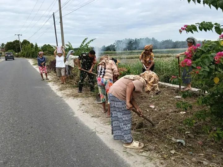 Babinsa Koramil 10 Tanah Jawa Ajak Warga Gotong Royong di Mariah Hombang