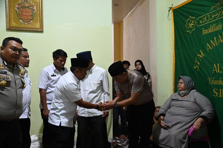 Wali Kota Akhmad Syukri Nazry Penarik Melayat ke Rumah Duka Ibunda Istri Kabag Ops Polres Sibolga, Sampaikan Belasungkawa