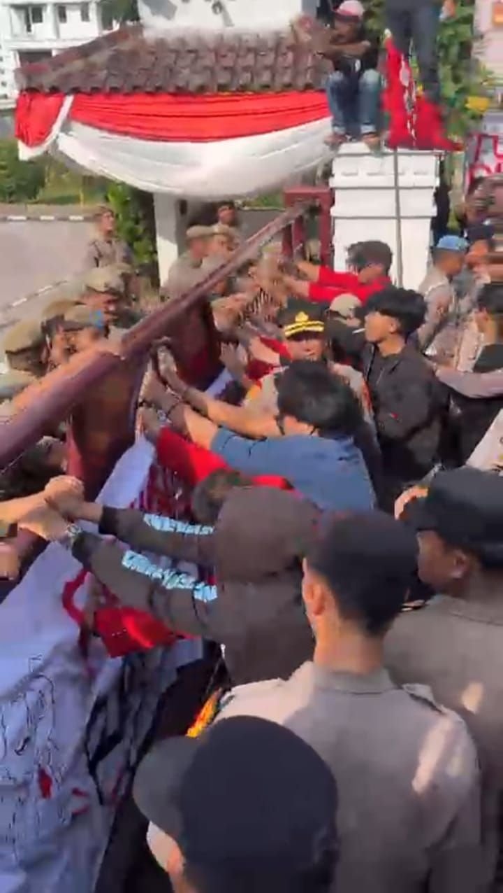 Mahasiswa Goyang Pagar Balai Kota Medan