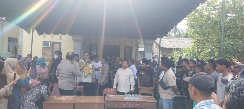 Warga Duduk Bershalawat di Tengah Jalan Tuntut Jalan Segera Diaspal